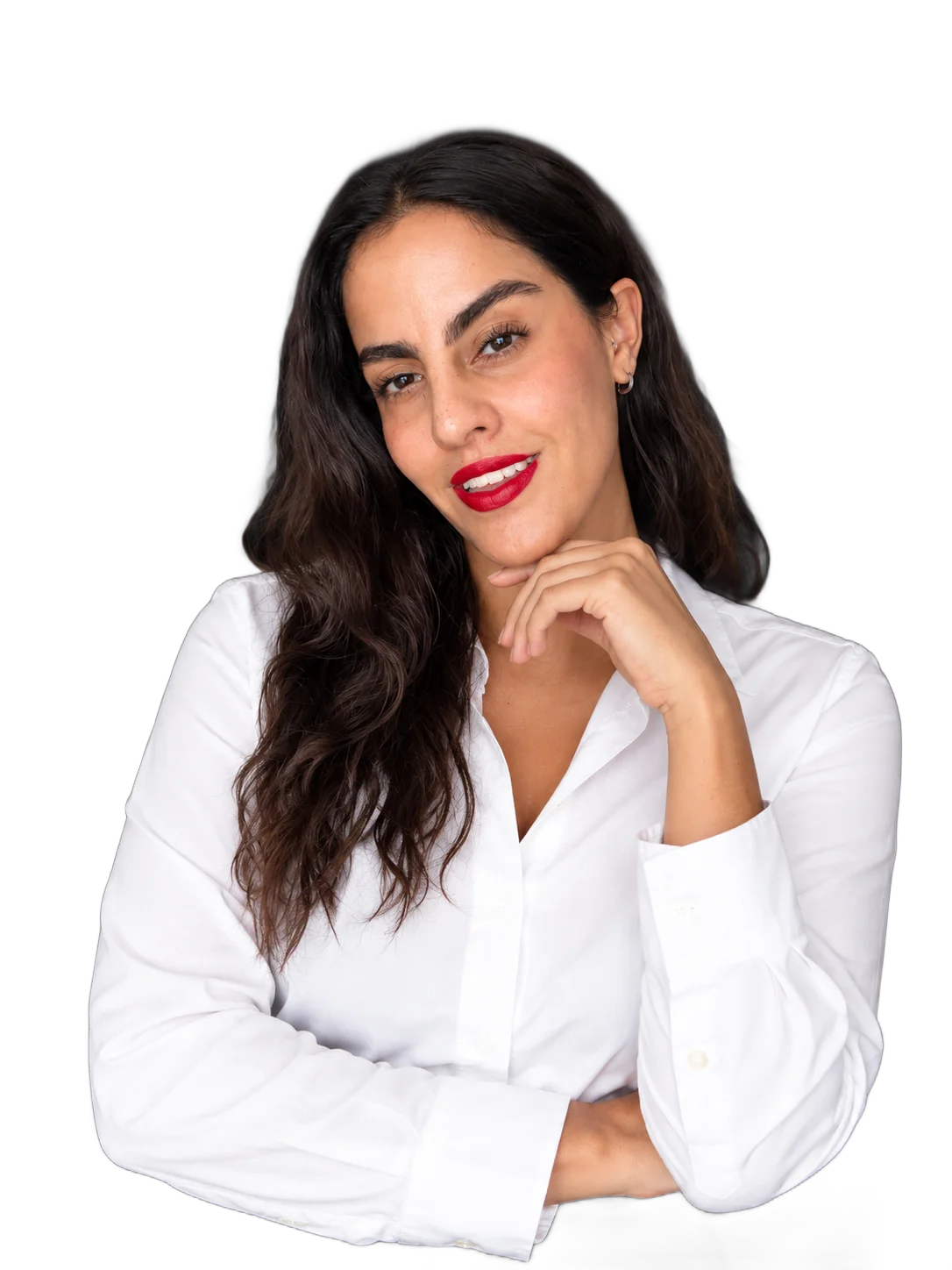Fernanda Valladares, estratega de marketing, sonriendo con la mano en la mejilla